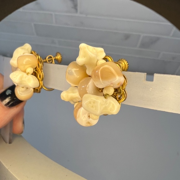 Miriam Haskell Earrings Vintage Signed  Faux Coral Shell Beaded Clip/ Screw back - Picture 5 of 16